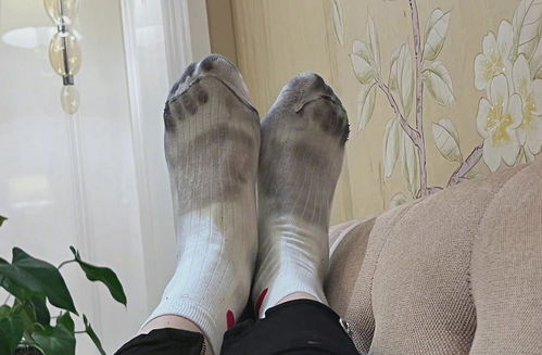 明星也踩雷！關曉彤曬掉色鞋子染黑襪子，瑕疵品無處不在